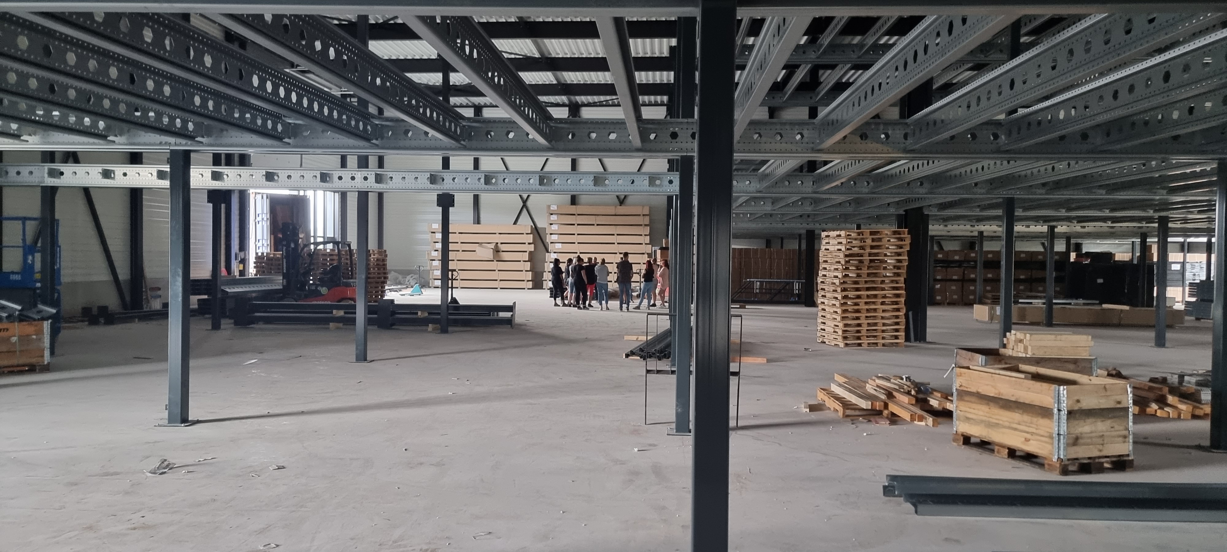 Project magazijninrichting in zakelijke bedrijfshal